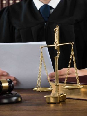 Juiz lendo sentença: realidade de grande parte das áreas da advocacia