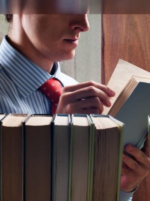 Homem lendo livros sobre empreendedorismo